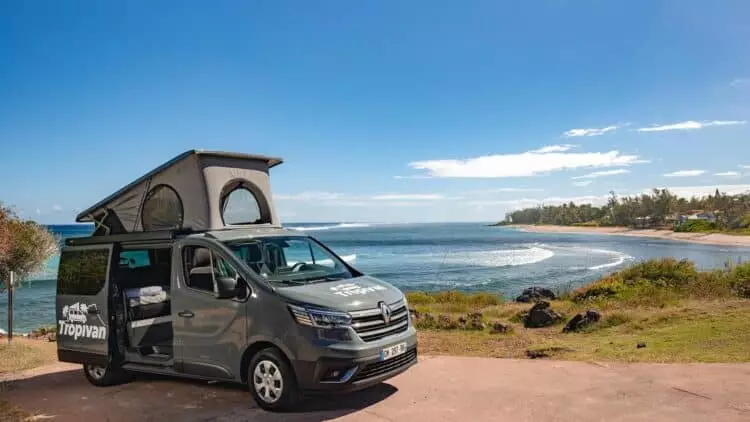Van aménagé stationné face à l’océan sur la côte de La Réunion