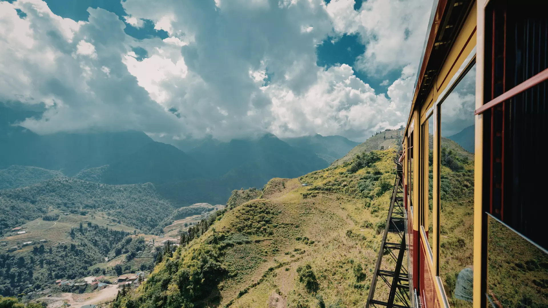 Train panoramique traversant des paysages montagneux spectaculaires