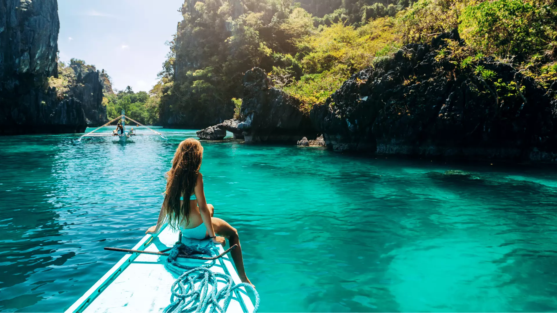 Voyageuse en bateau traditionnel dans un lagon tropical aux eaux turquoise