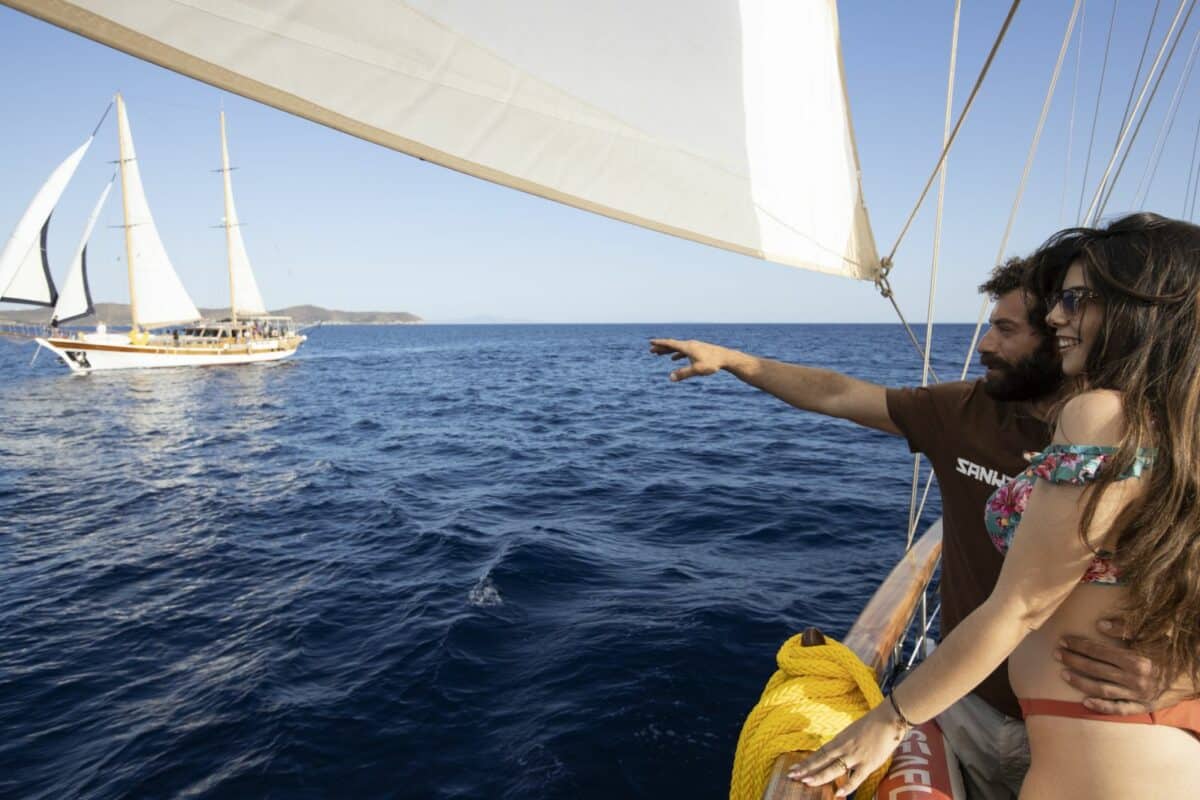 Couple admirant la vue en naviguant sur un yacht