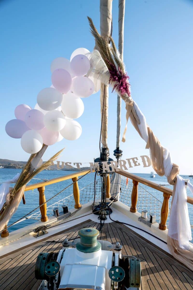 Décorations de mariage 'Just Married' sur un voilier avec ballons et draperies