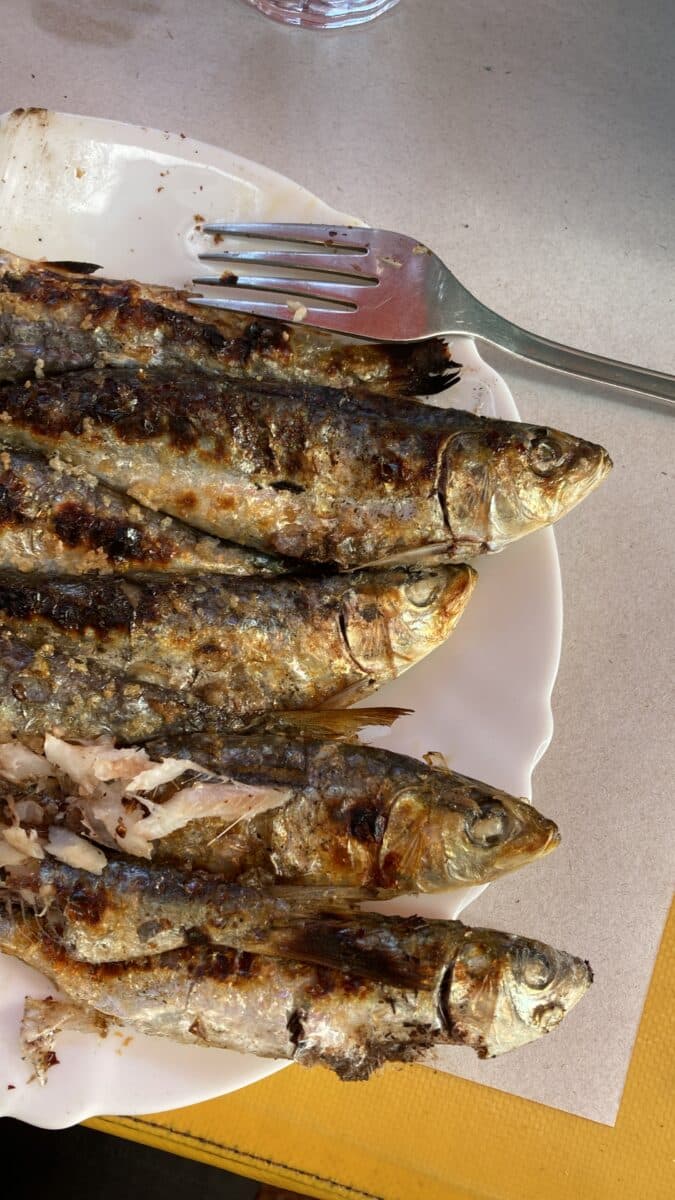 Assiette de sardines grillées traditionnelles marocaines.