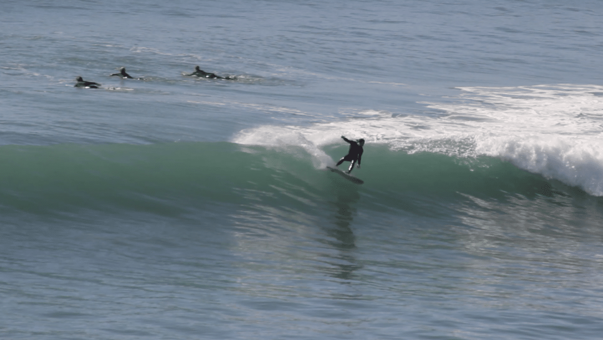 Surfeur capturé en train de prendre une vague au Maroc.