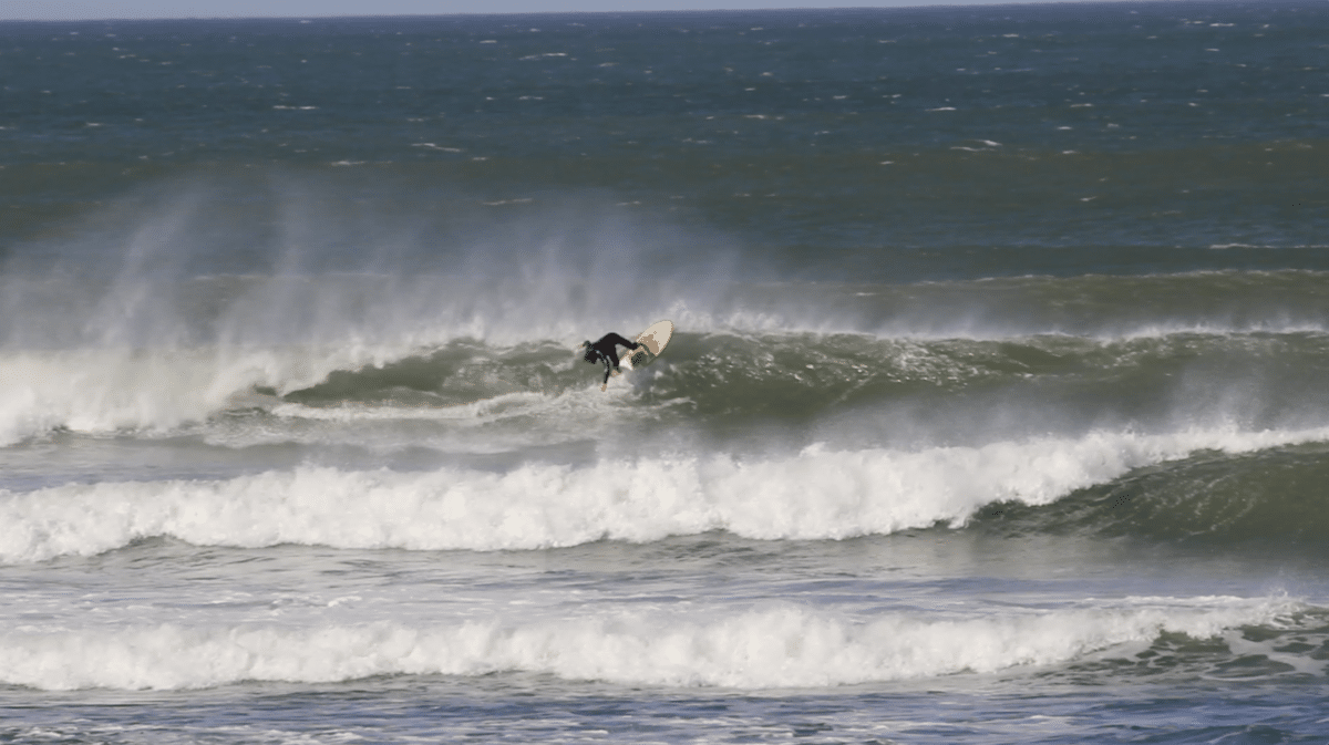 Un surfeur sur une vague puissante au sud du Maroc.