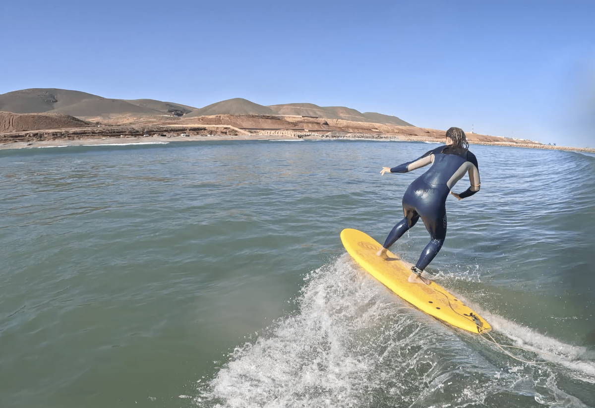 Surfeur explorant une plage isolée sur la côte marocaine.