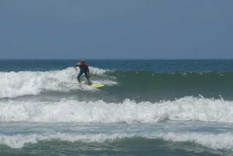 Surfeur glissant sur une vague lisse dans les eaux chaudes du maroc