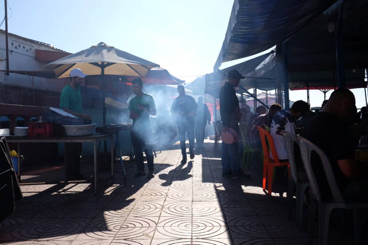 Scène de marché local au Maroc.