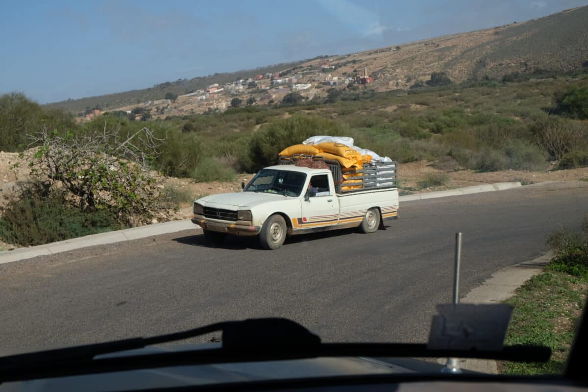 Vieille Camionnette chargée de marchandises au maroc