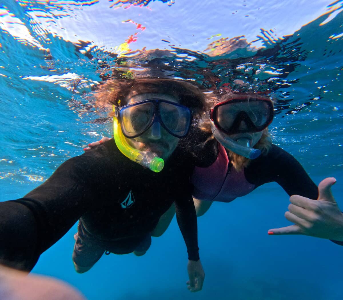 Deux plongeurs avec tubas prenant un selfie sous l'eau à Madagascar.