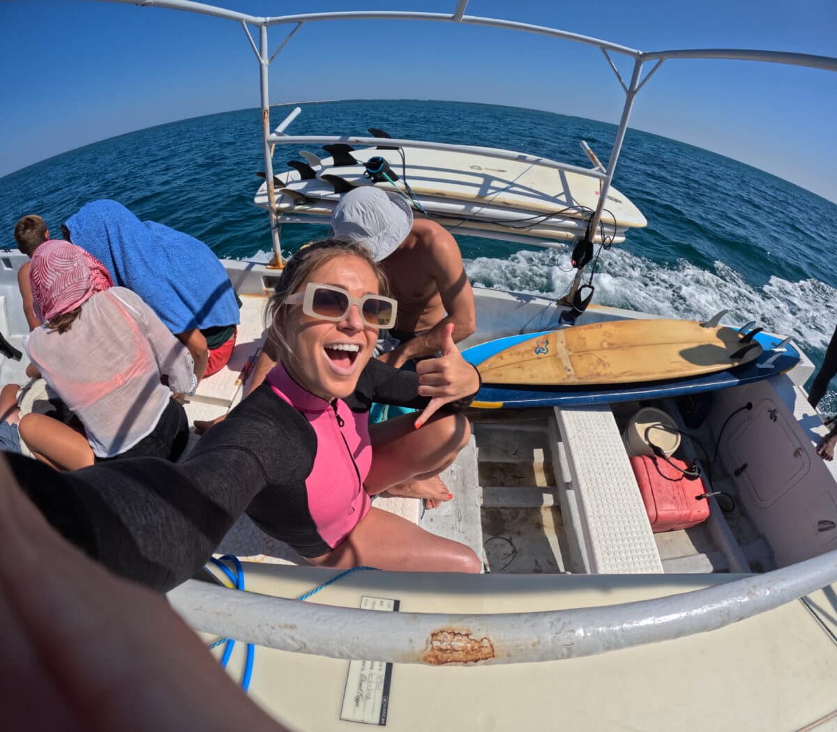 Surfeur préparant sa session à bord d'un bateau à Madagascar.