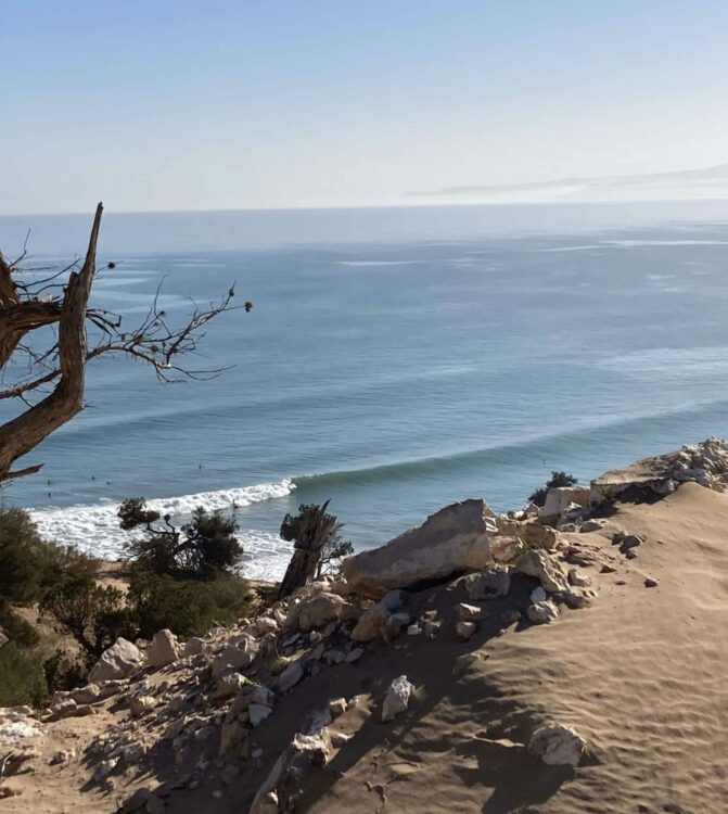 Vue sur la côte marocaine et l'océan Atlantique depuis une falaise.