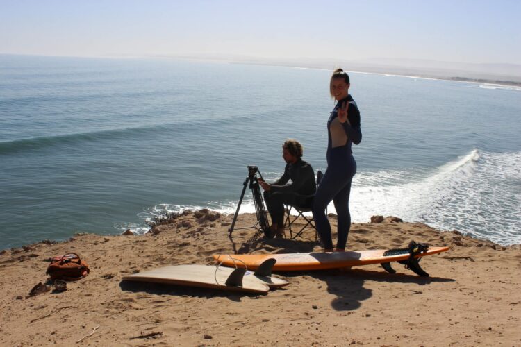 Préparation pour une session de surf dans un spot secret du Maroc