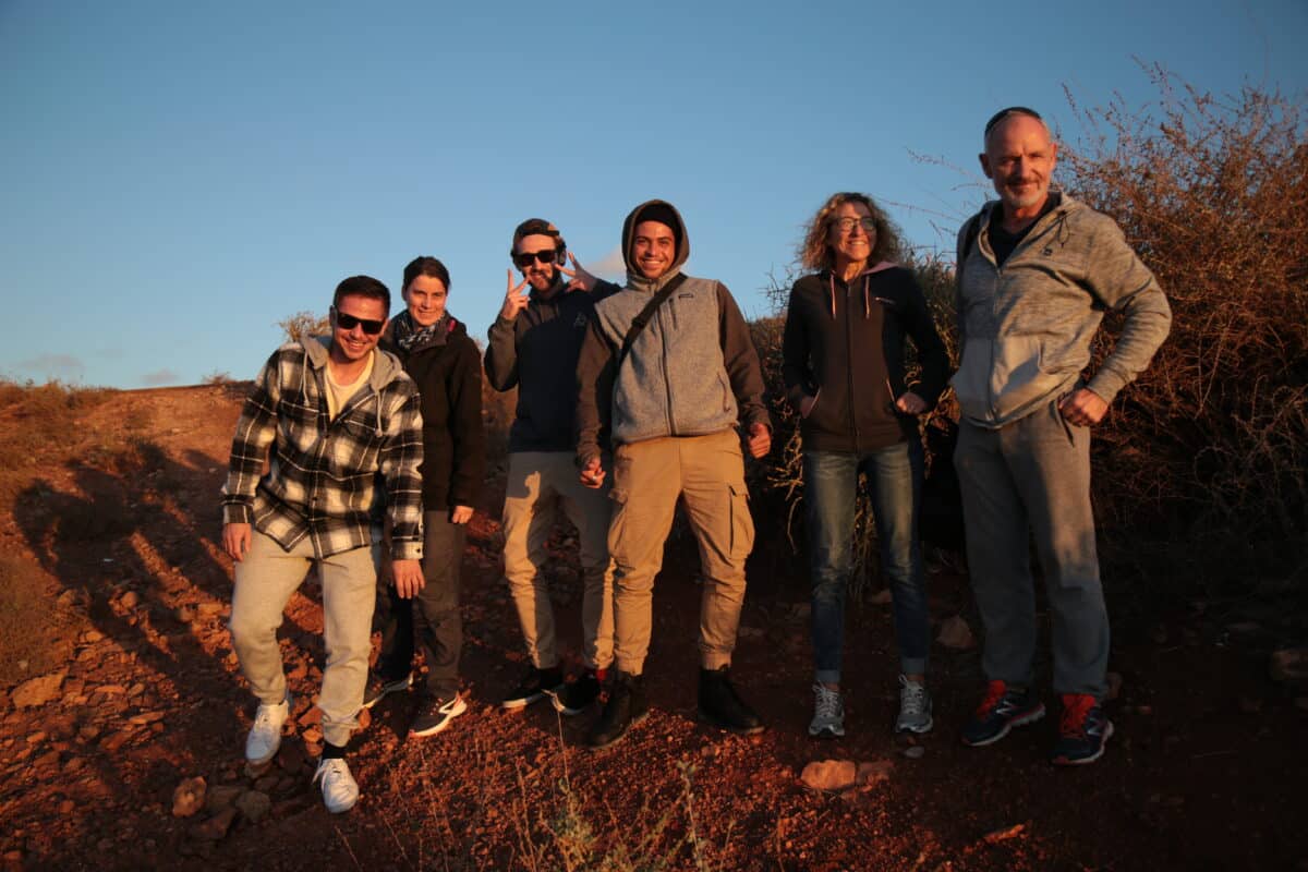 Groupe de surfeurs profitant de l'hospitalité marocaine après une session.