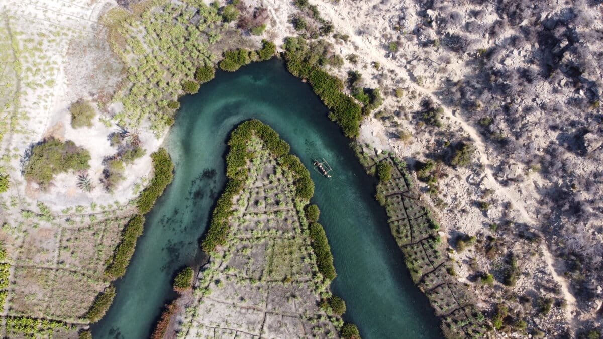 Vue aérienne d’un paysage désertique et montagneux avec des canaux à Madagascar.