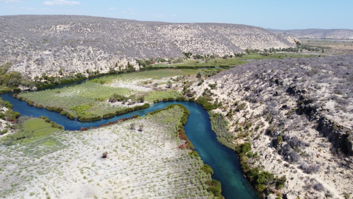 Paysage vallonné avec une rivière sinueuse au milieu de la vallée à Madagascar.