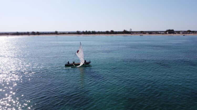 Une pirogue traditionnelle à voile naviguant sur l'océan Indien.