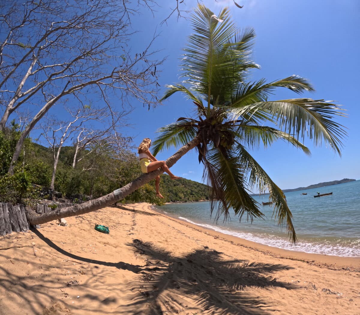 Femme profitant de l’ambiance tropicale sur une plage de Madagascar.