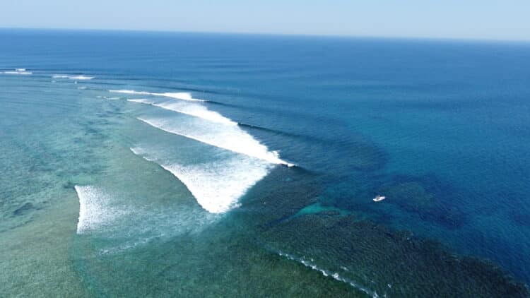 Vue aérienne des vagues se déroulant sur un récif au sud-ouest de Madagascar, parfaite pour le surf.