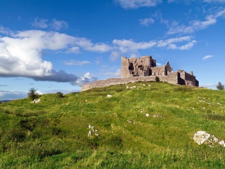 Ruines du Château de Rock of Cashel en Irlande sur un fond de ciel nuageux.