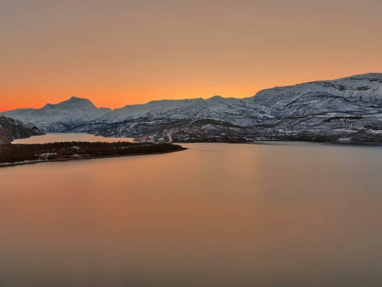 Coucher de soleil hivernal sur un fjord en Suède.