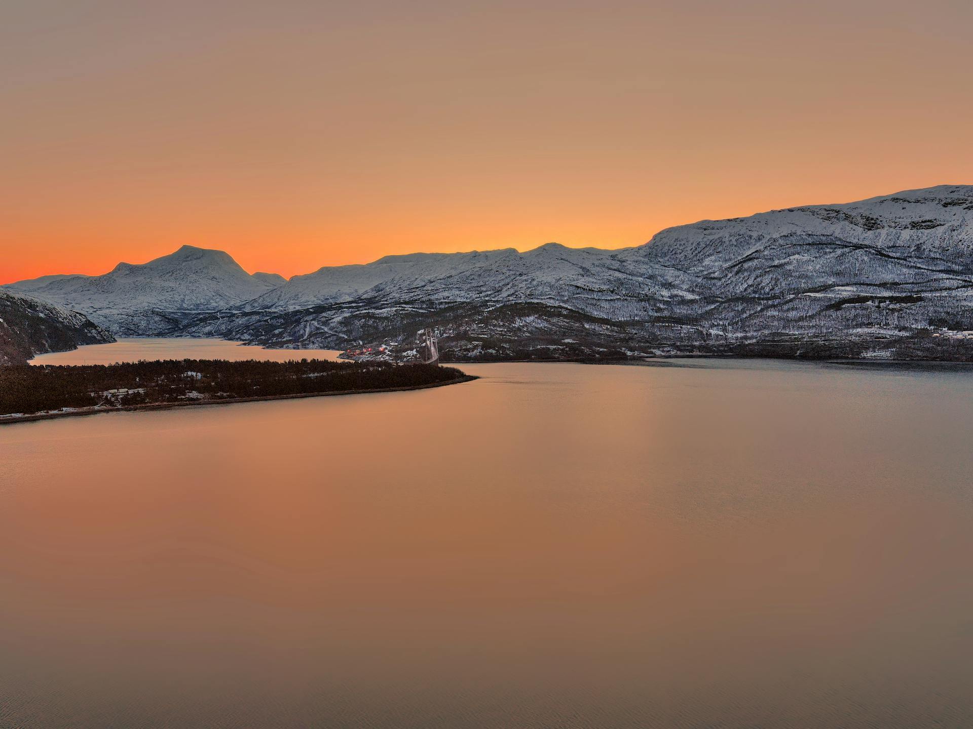 Coucher de soleil hivernal sur un fjord en Suède.