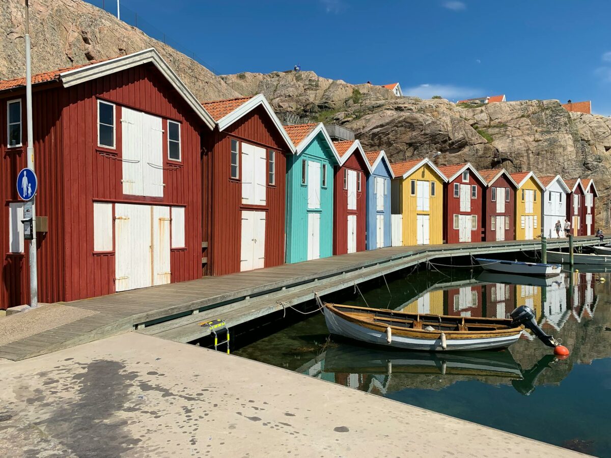 Maisons colorées au bord de l'eau à Smögen, Suède.