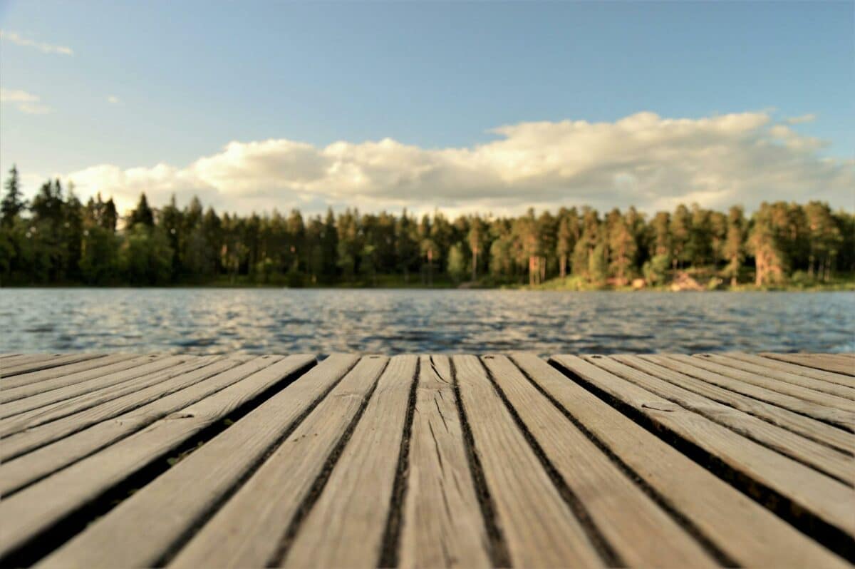 Ponton en bois sur un lac tranquille en Suède.