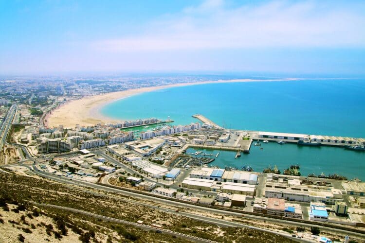 Vue panoramique d'Agadir avec sa marina et sa plage