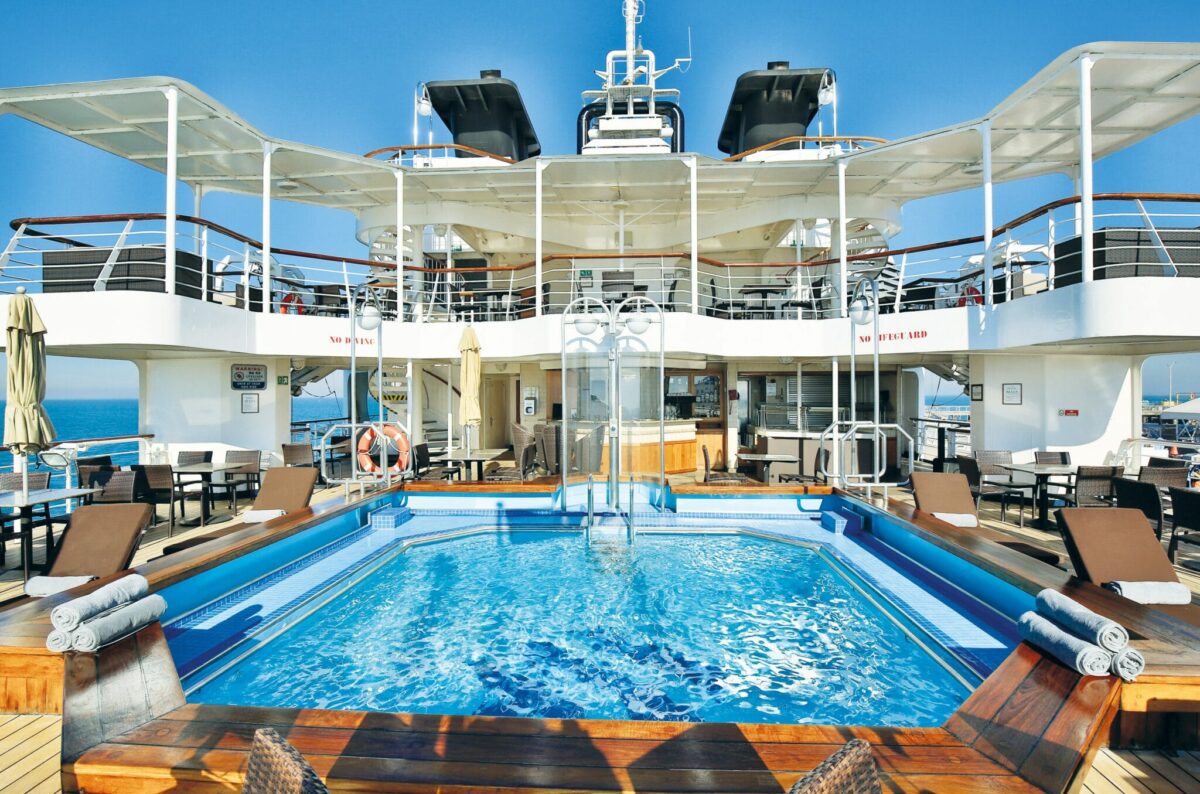 Piscine luxueuse sur le pont du bateau de croisière La Belle des Océans.