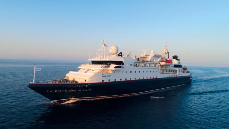 Bateau de croisière La Belle des Océans naviguant dans l'océan Atlantique.