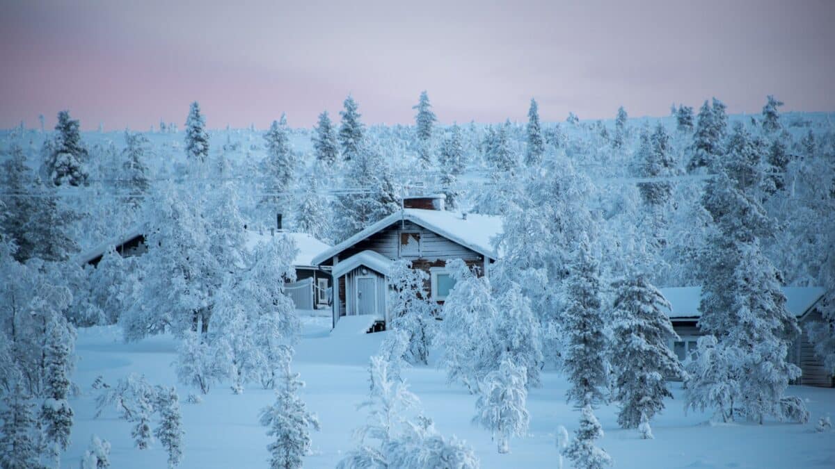 Maisons traditionnelles couvertes de neige en Laponie