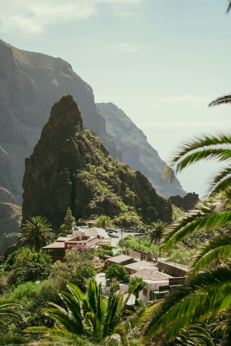 Village paisible entouré de verdure et de montagnes imposantes aux Îles Canaries.