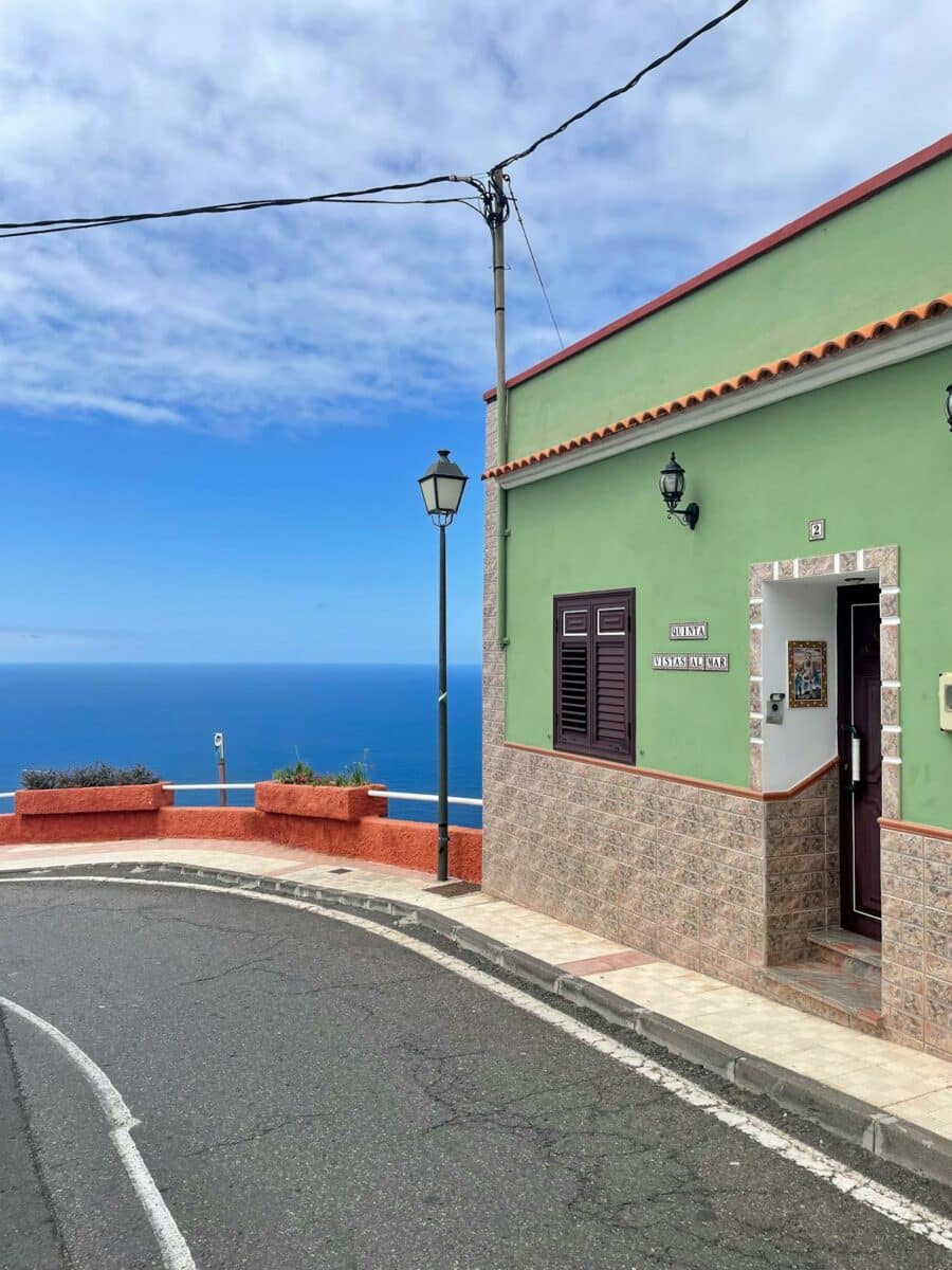 Maison traditionnelle verte avec vue sur l'océan à Tenerife, Canaries