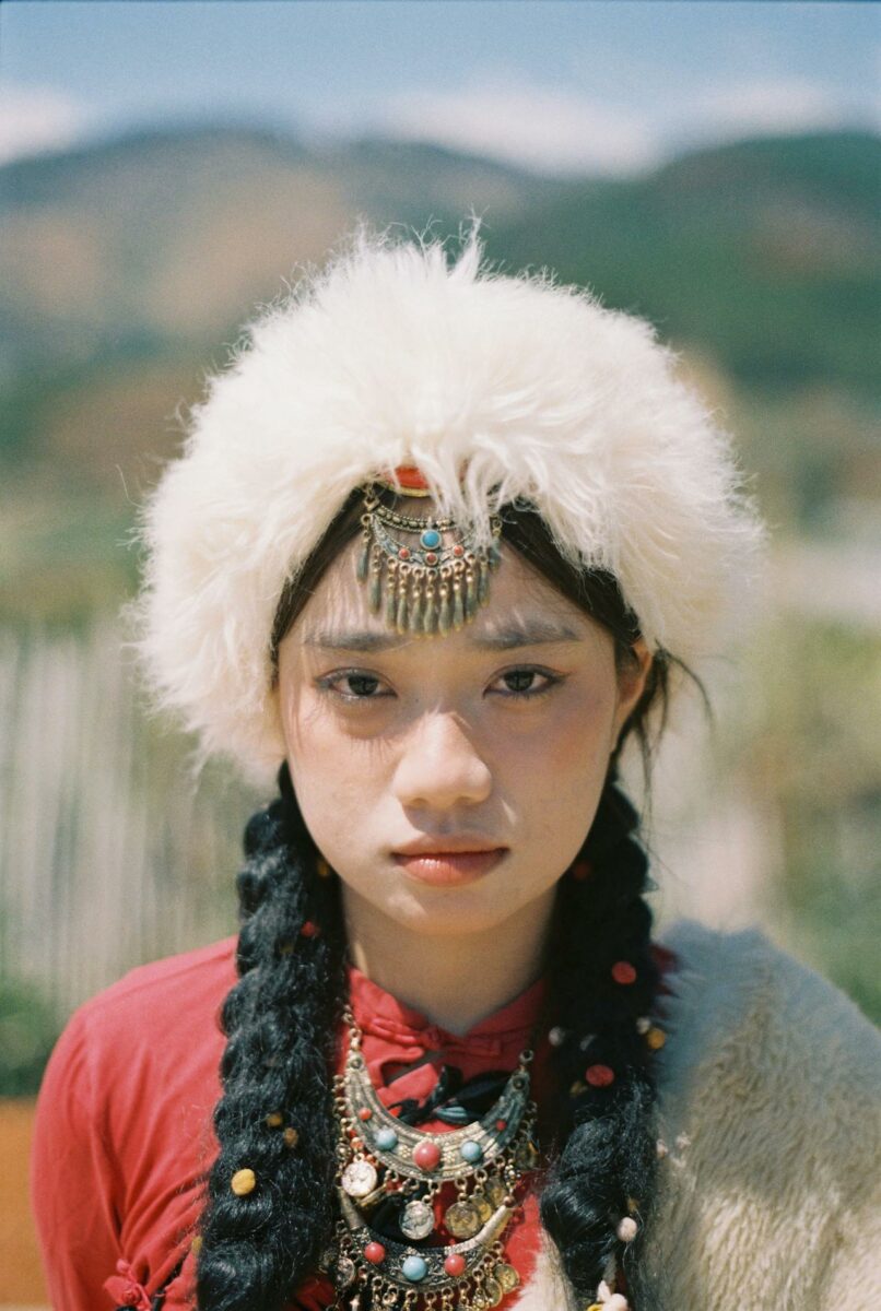 Portrait d'une jeune femme mongole en tenue traditionnelle