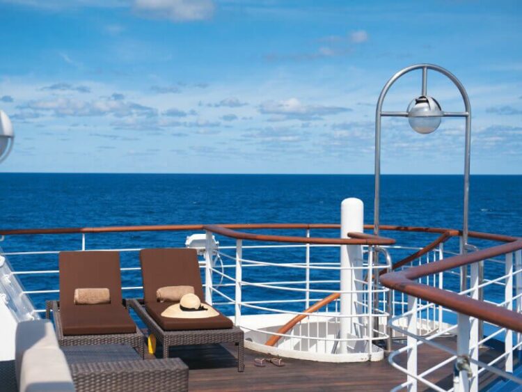 Pont de croisière avec vue sur la mer, relaxant et luxueux