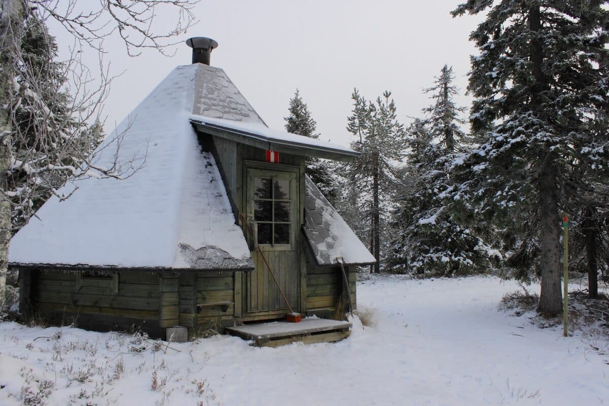 Cabane traditionnelle lapone dans un cadre hivernal