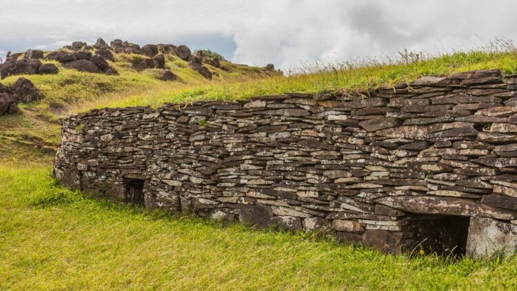 Mur de pierres traditionnelles à l'Île de Pâques