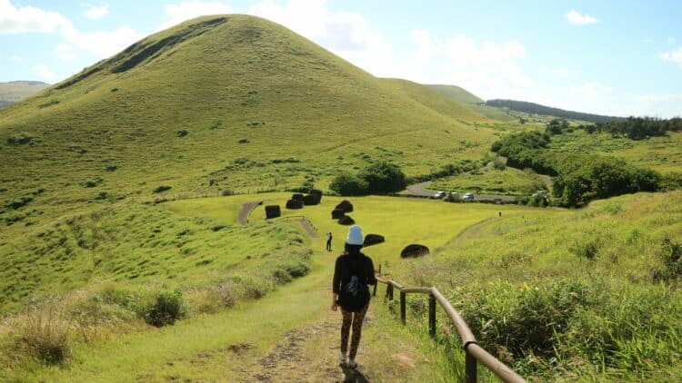 Sentier volcanique menant aux Moai sur l'Île de Pâques