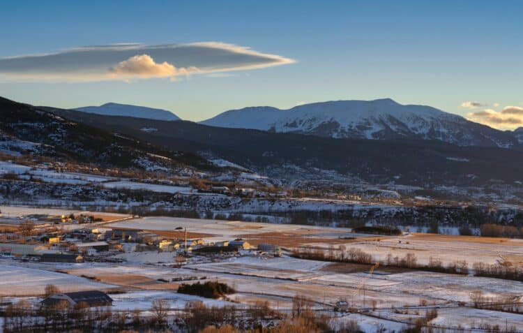 Sommet enneigé des Pyrénées dans le Capcir