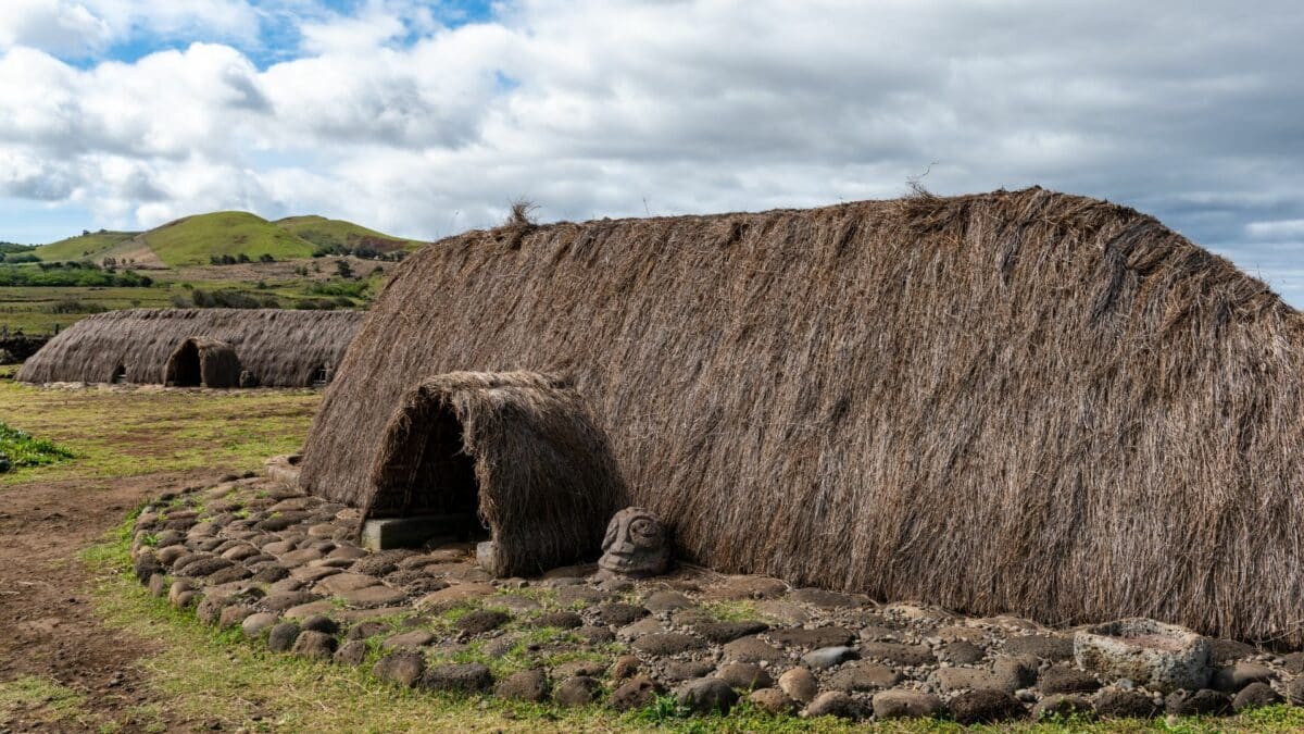 Maisons traditionnelles en chaume de l'Île de Pâques