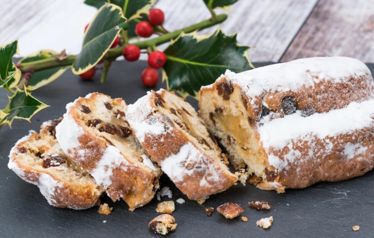 Part de stollen traditionnel allemand avec branches de houx.