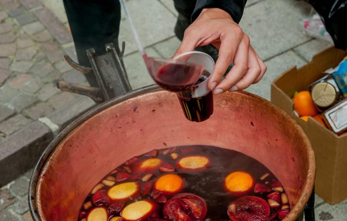 Kiosque de vin chaud décoré pour Noël à Berlin.