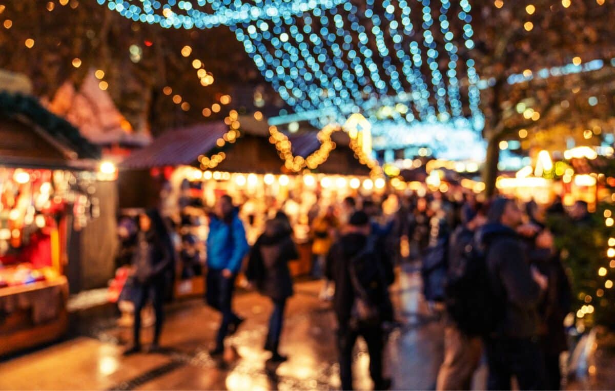 Vue panoramique sur le marché de Noël et la cathédrale illuminée de Berlin au crépuscule.