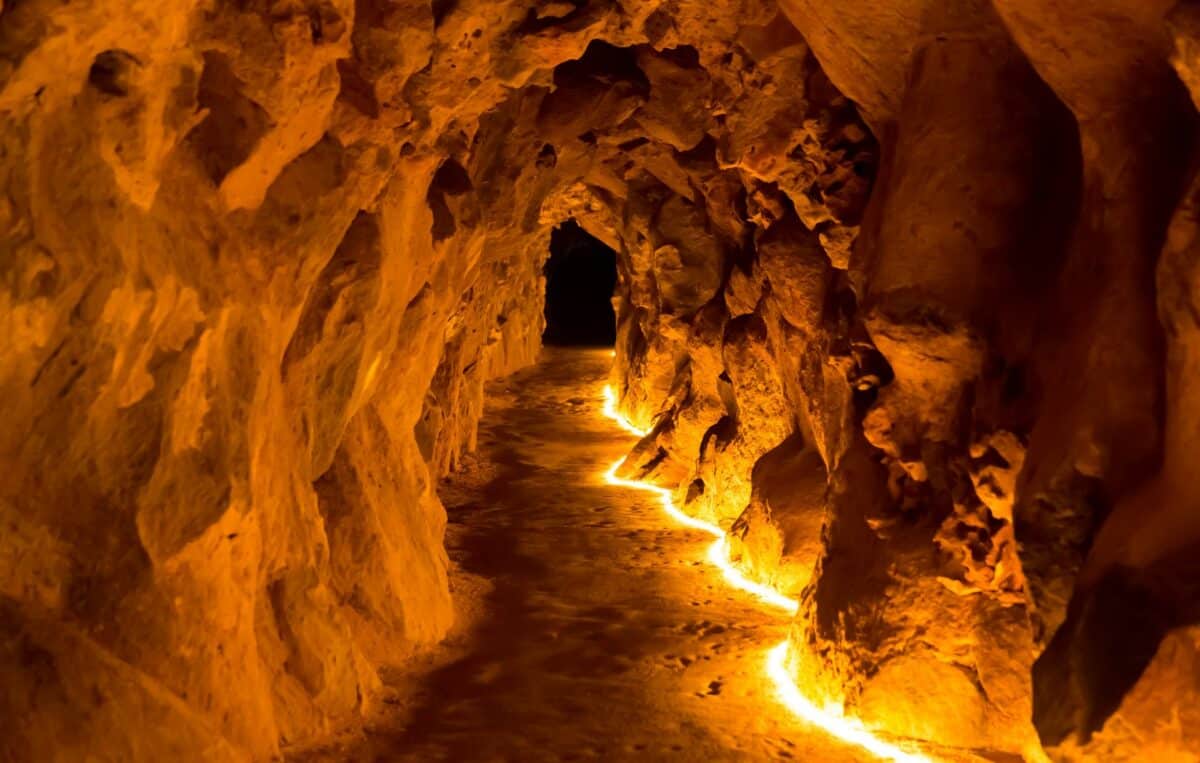 Grotte naturelle illuminée dans les Pyrénées Orientales.