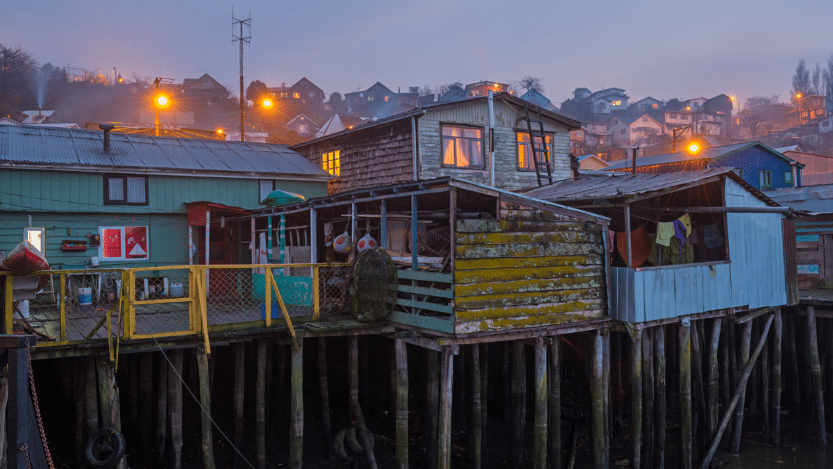 Maisons traditionnelles colorées sur pilotis à Chiloé, Chili