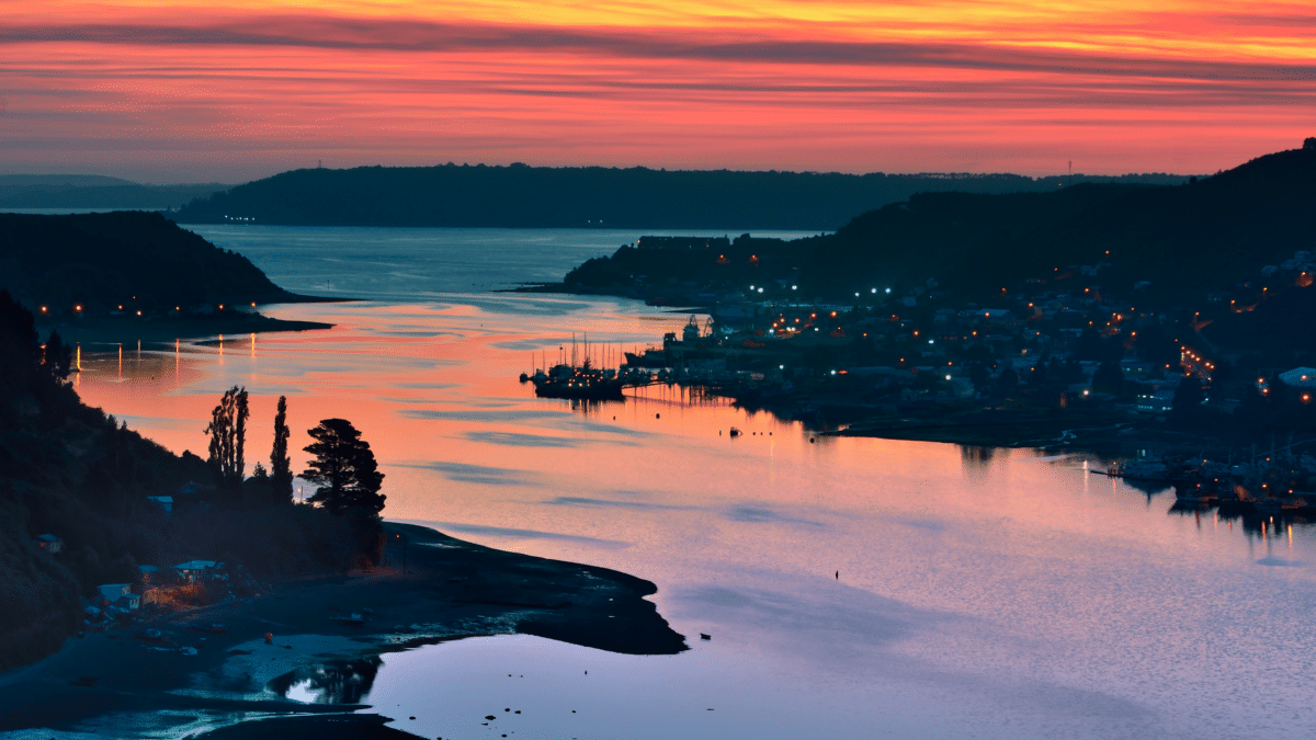 Coucher de soleil sur une baie de Chiloé, Chili