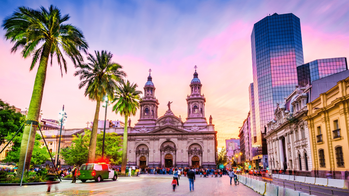 Cathédrale de Santiago du Chili au coucher du soleil