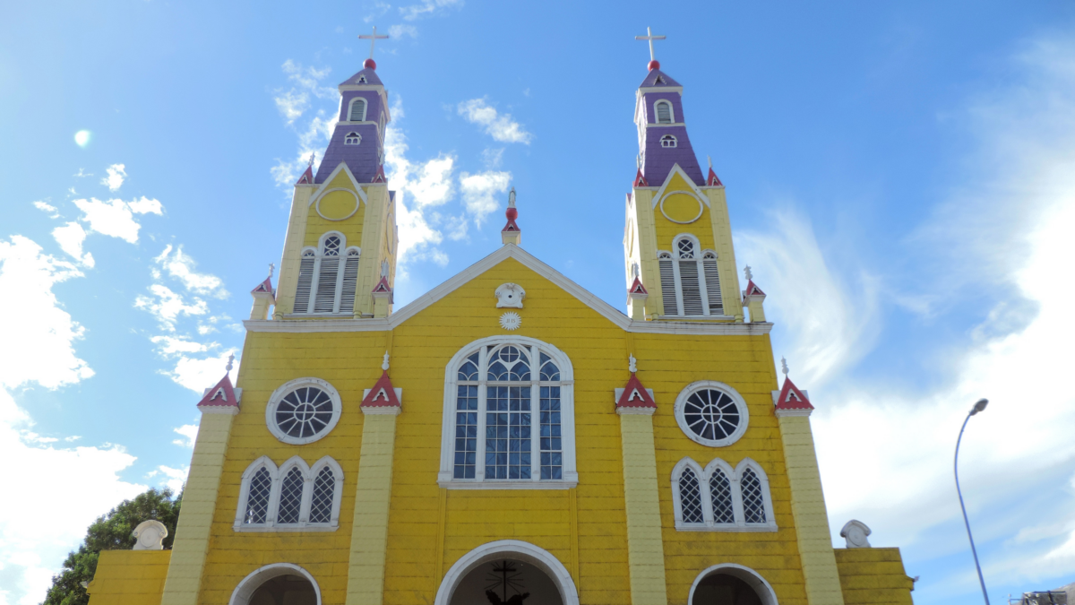 Église jaune vif à Castro, Chiloé