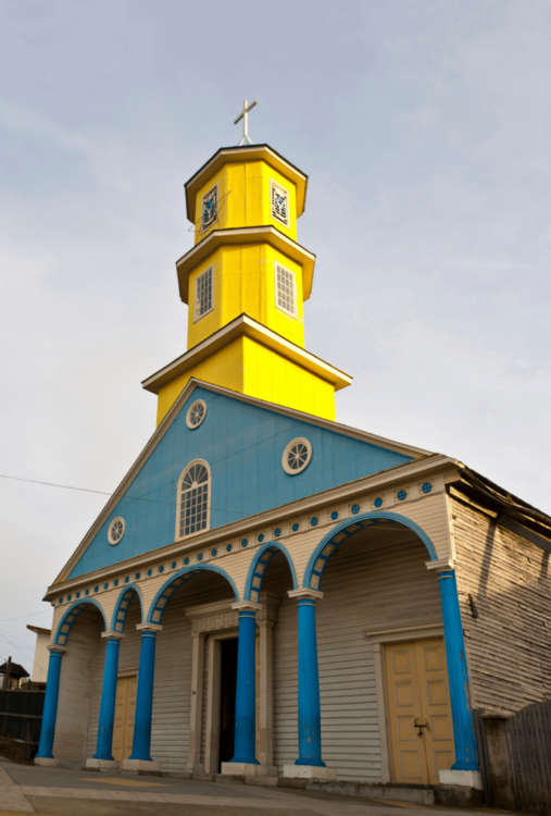 Église traditionnelle bleue et jaune à Chiloé, Chili