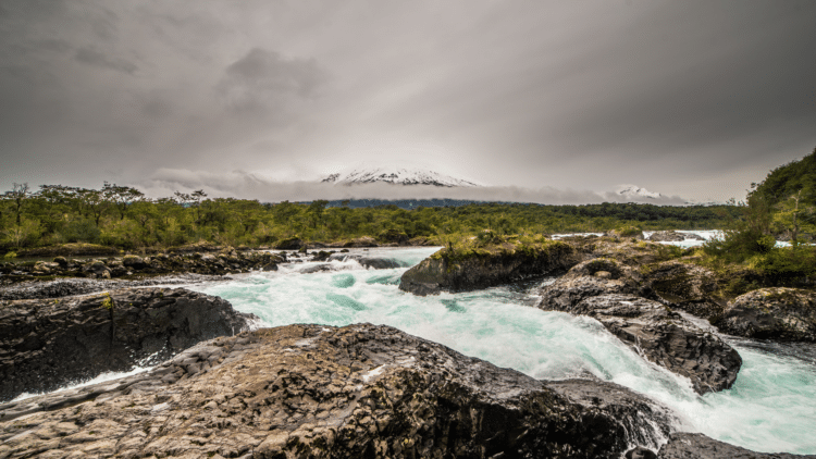 Chutes de Petrohue avec le volcan Osorno en arrière-plan